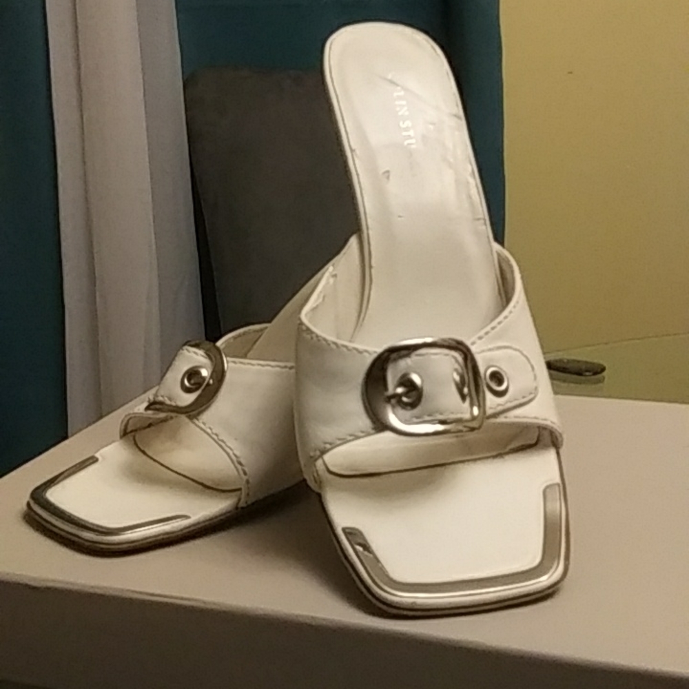 Colin Stuart, white , square toe sandal w/ silver buckle Sz.8.5